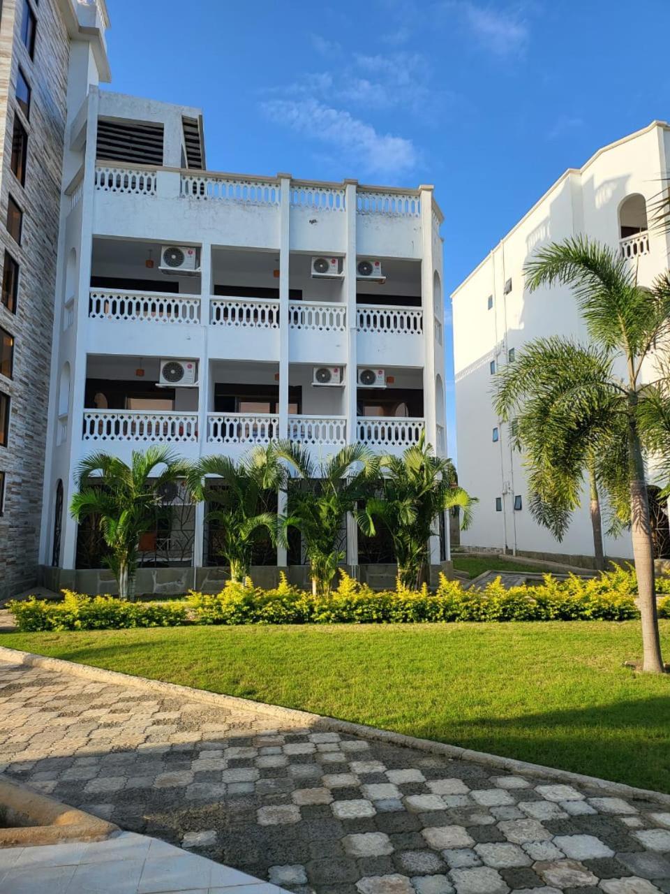 Leomilo Holidays Diani Beach Exterior foto